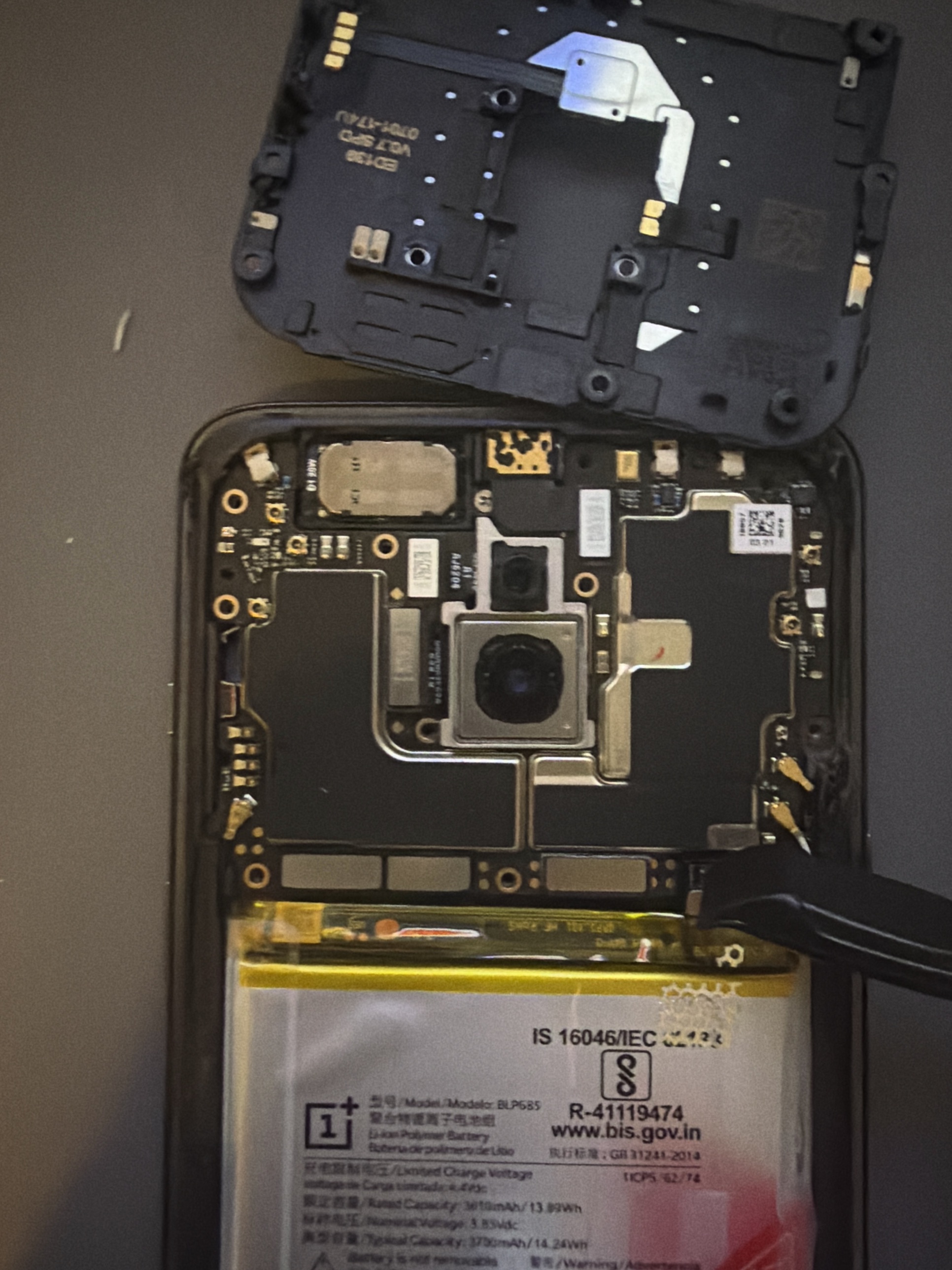 Motherboard scoperta, connettore batteria staccato